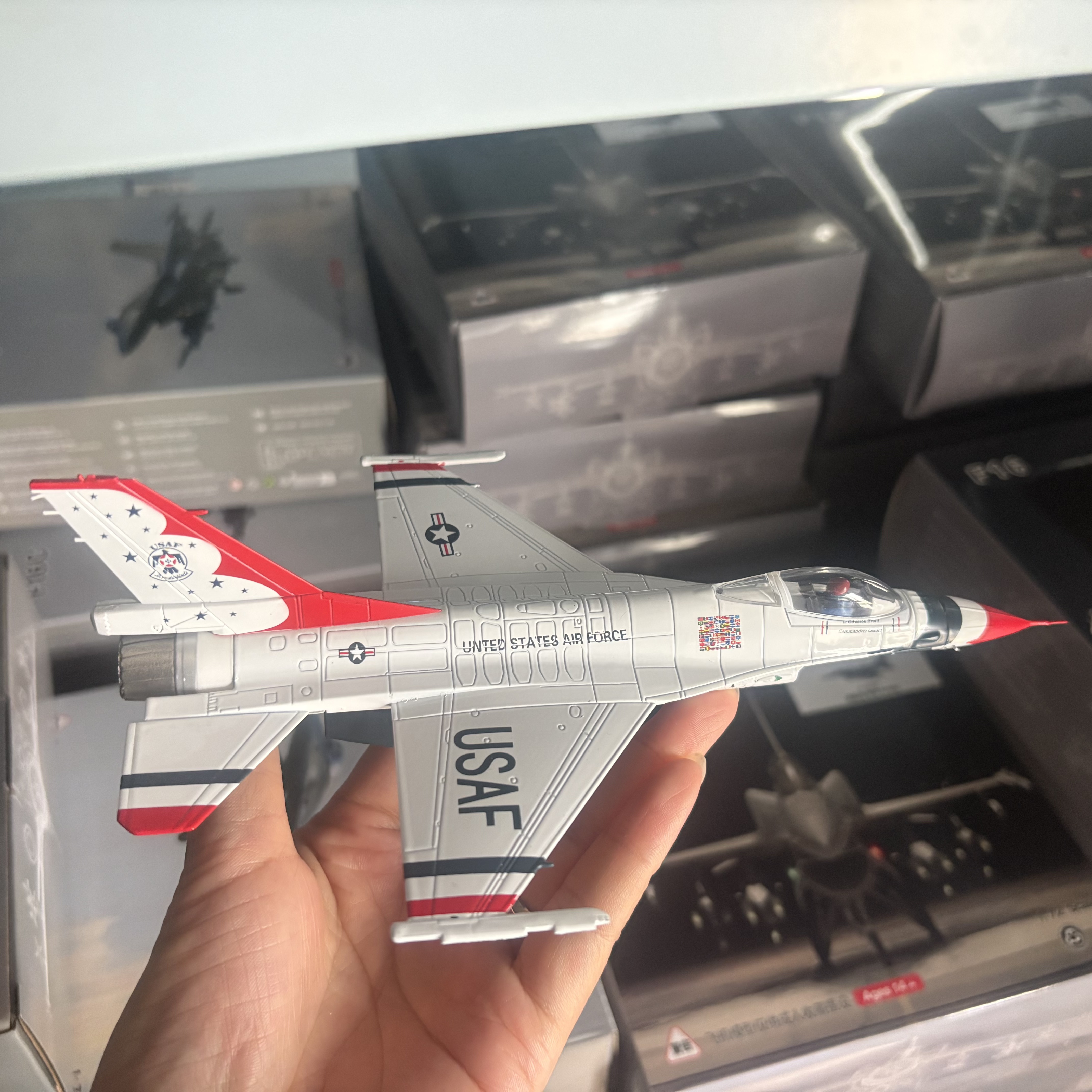 1/72 Scale U.S. Air Force F-16 - مراجعة Model Kit Jet وسعره
